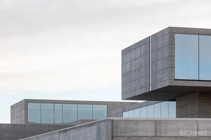 致敬安藤忠雄!5000㎡极简豪宅,用3万吨土“垫高“5米,只为看个风景?