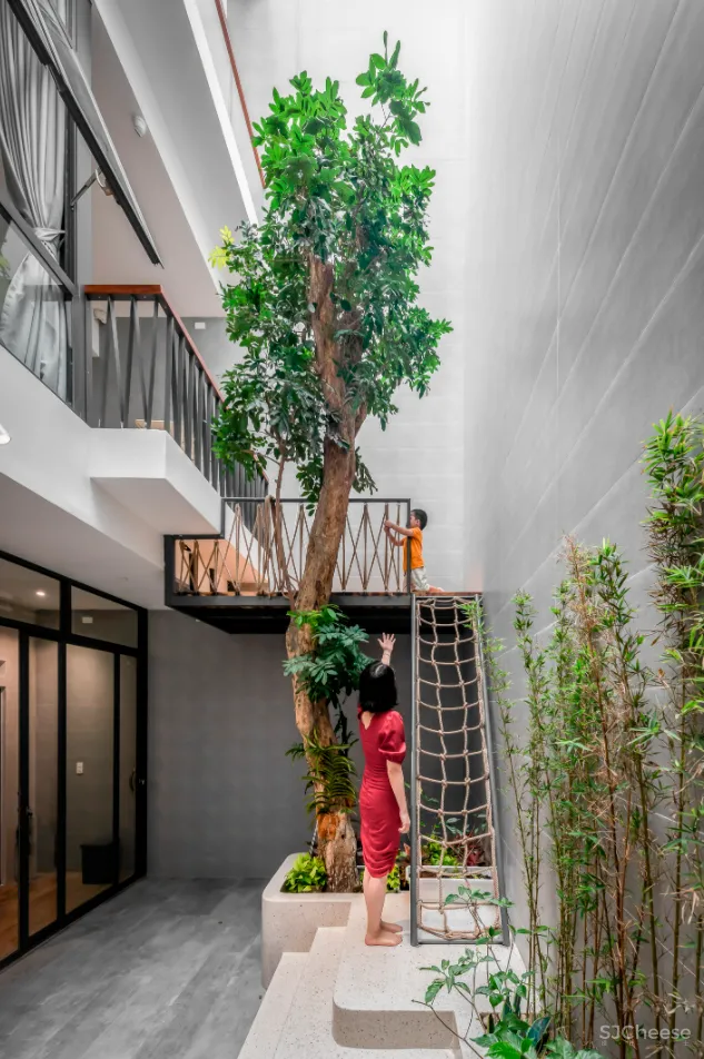 这是一座具有意义的三层住宅，它成为疫情下的一道光，照亮了整个家庭