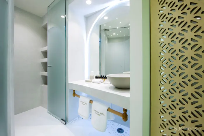 KLab decks out Santorini hotel in smooth curves