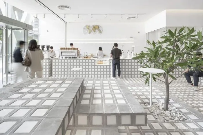 曼谷%咖啡店,手工瓷砖和砌块构建整个空间的想法。