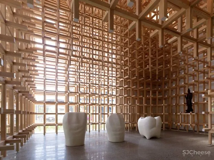 隈研吾新作又把木头玩出新花样!这是要集齐建筑材料的一百种玩法?