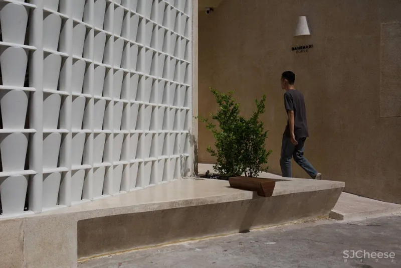 外立面使用咖啡滴漏元素的街角咖啡馆