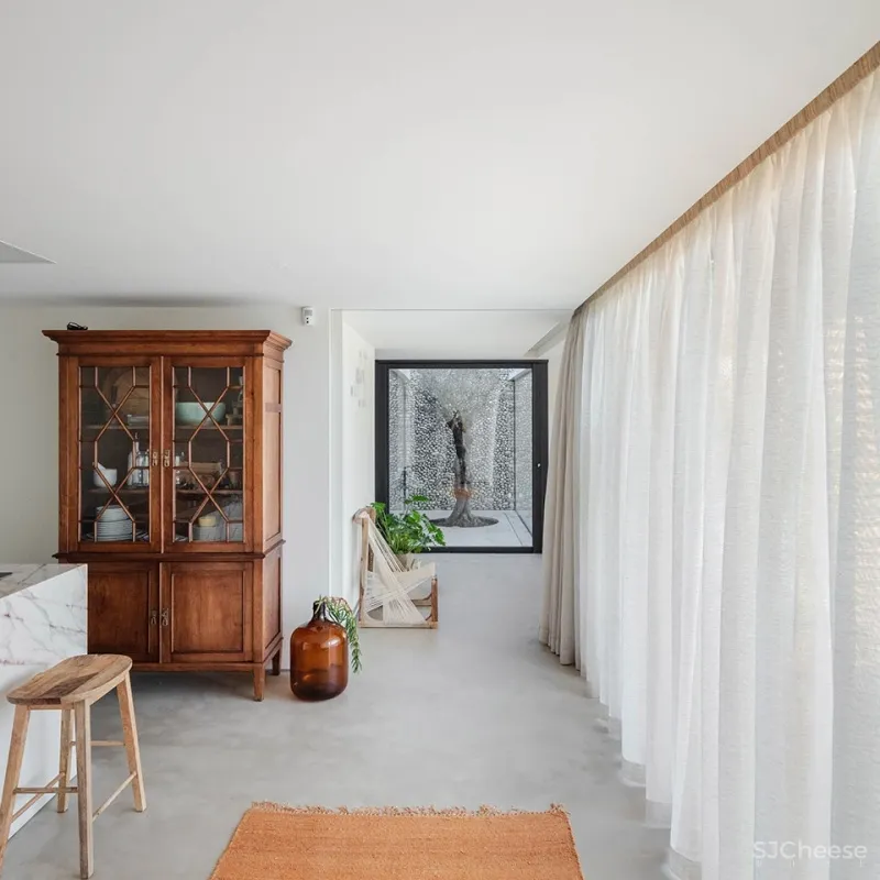 PF Architecture Studio 以中世纪蝶形屋顶为扩建设计的海边别墅