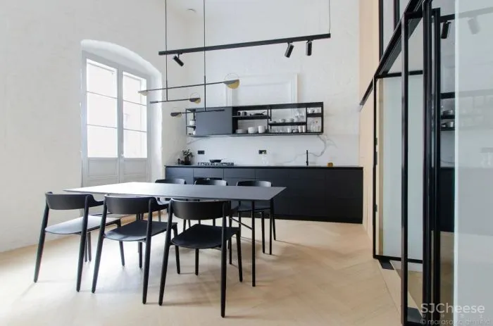 在空间中建夹层,让仅有三处彩光点的家居然如此明媚!