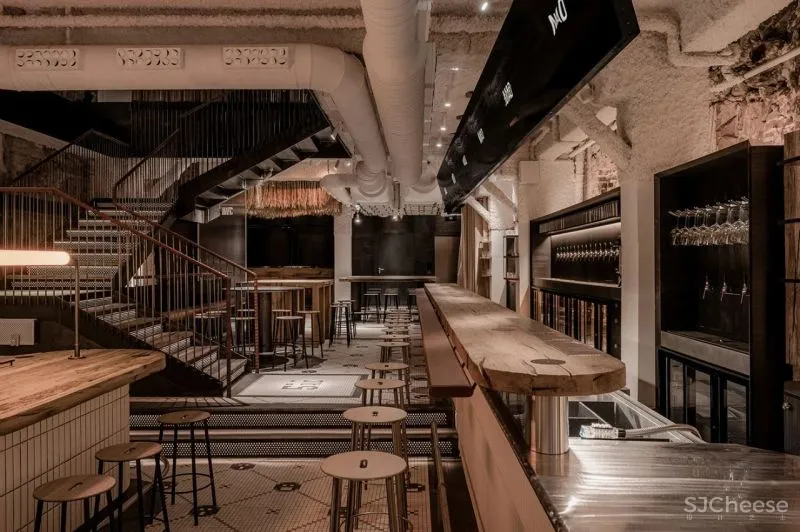 一个19世纪的6层老建筑,被改造成5个概念酒吧和餐吧,由低往高,越往上走越上头!