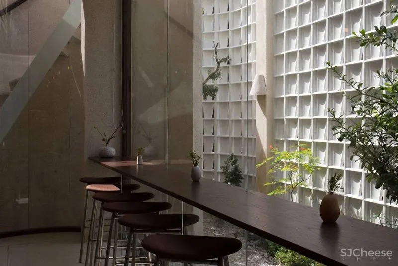 外立面使用咖啡滴漏元素的街角咖啡馆