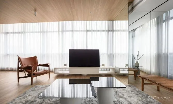 室外的喧嚣吵闹与室内的宁静温馨,在这个146平米的家中,达到了平衡