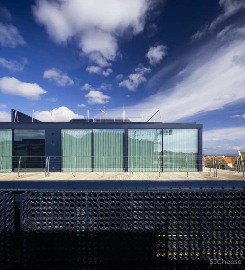 用20,000块陶瓷做外立面的公寓楼,内部却是极简的精装标准