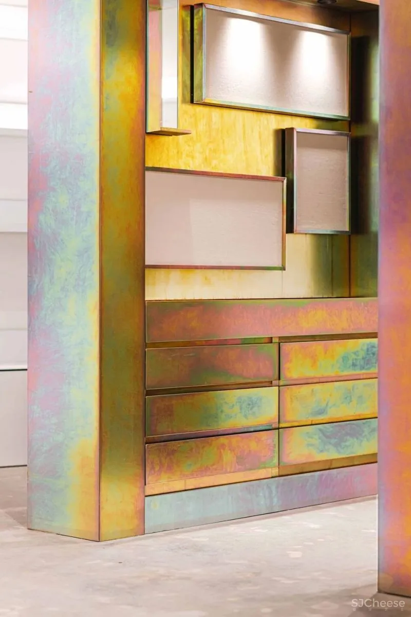 多品牌概念店Kapok ,标志性虹彩铬钢和亮白色立面打造独特空间记忆