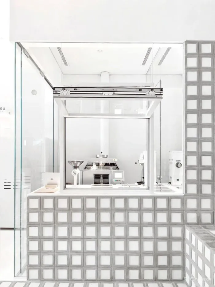 曼谷%咖啡店,手工瓷砖和砌块构建整个空间的想法。