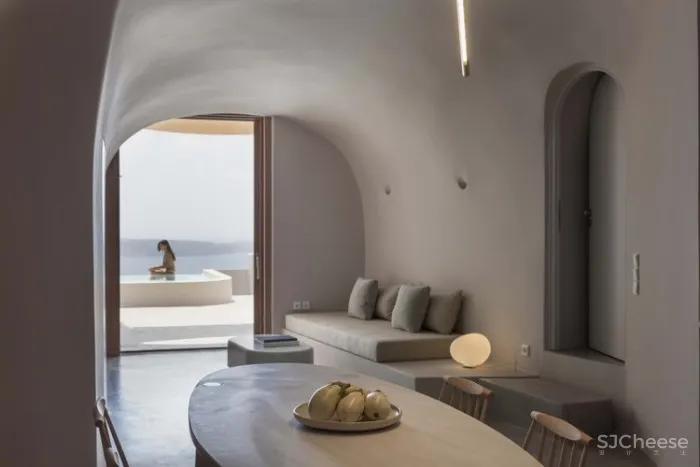 火山崖边的希腊式“窑洞” Kapsimalis Architects