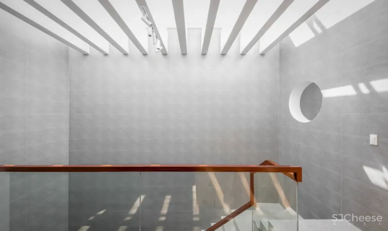 这是一座具有意义的三层住宅，它成为疫情下的一道光，照亮了整个家庭