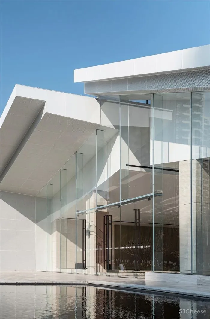 在白色盒子的建筑中进行一场华丽的逐光游戏