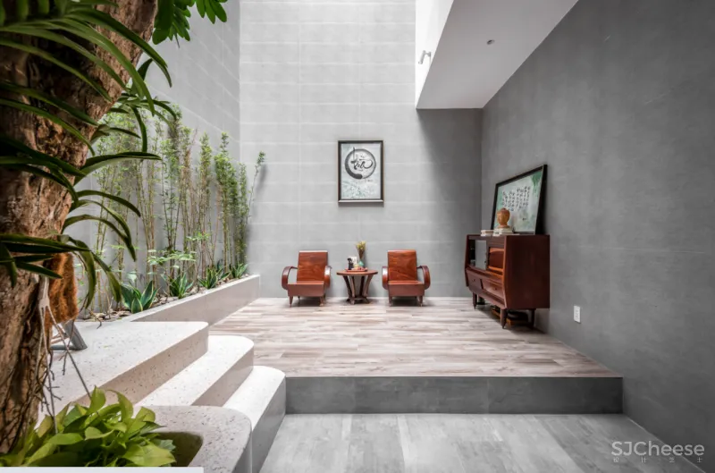 这是一座具有意义的三层住宅，它成为疫情下的一道光，照亮了整个家庭