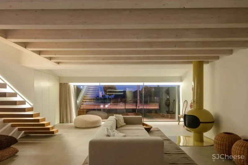 PF Architecture Studio 以中世纪蝶形屋顶为扩建设计的海边别墅