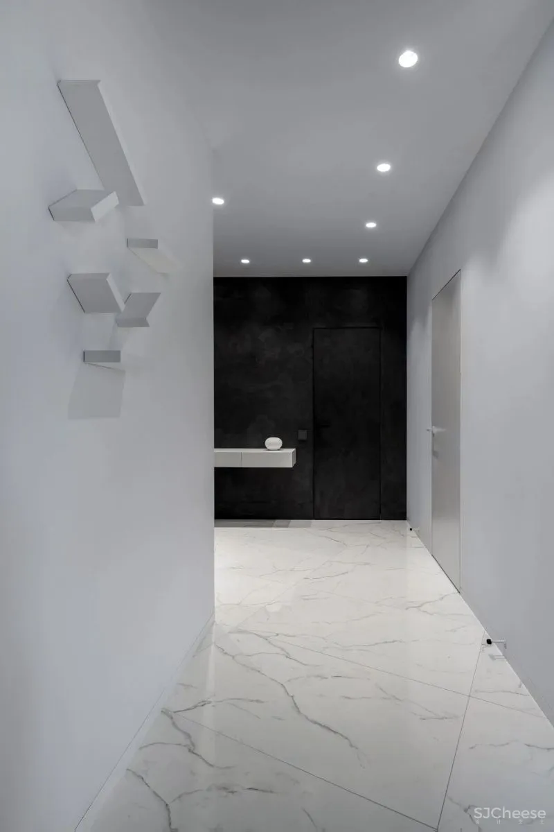 为了追求宁静的空间,设计师利用黑白灰降低家具的存在感