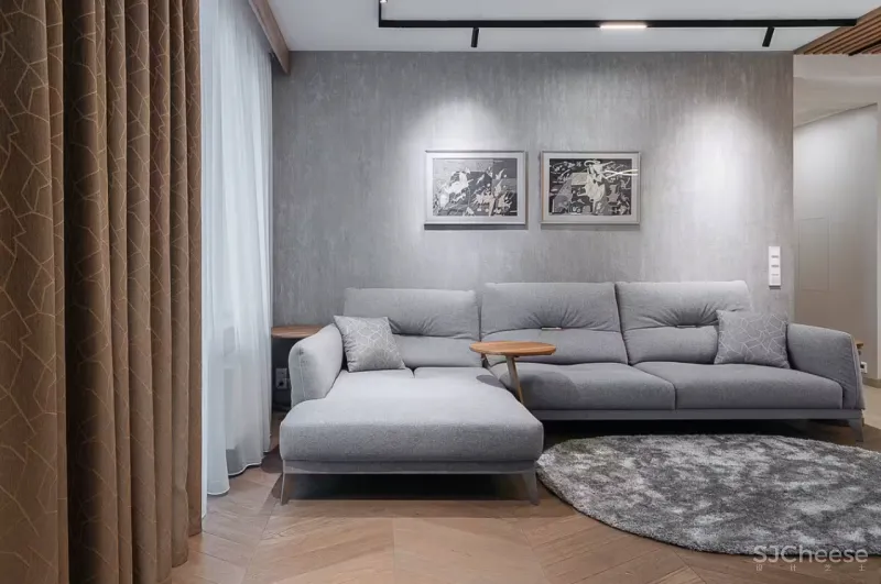 为了营造居住的本真感,设计师利用大量的木料与自然美景进行装饰