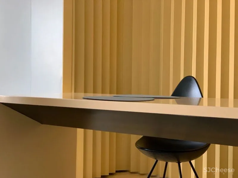 设计师可能有强迫症,不仅让墙面褶皱,还为每个功能区定义了不同的色彩!