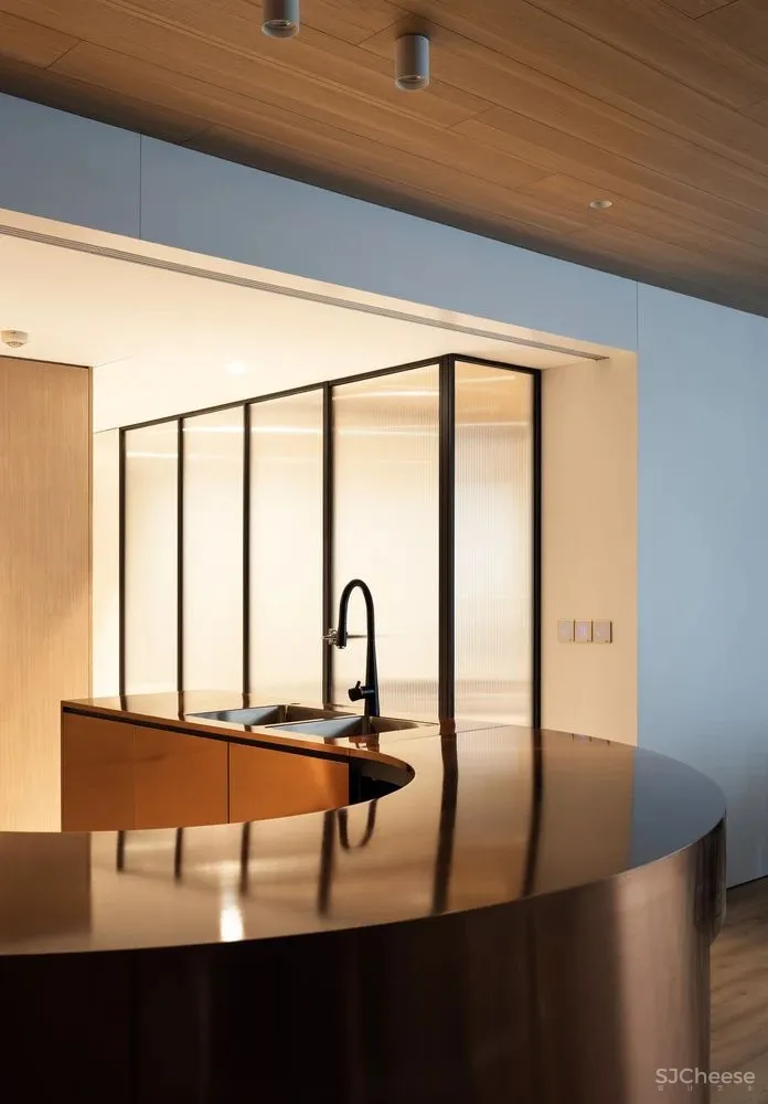 室外的喧嚣吵闹与室内的宁静温馨,在这个146平米的家中,达到了平衡