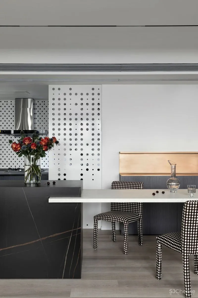 波普元素+红色,热烈自由的现代主义 菲拉设计