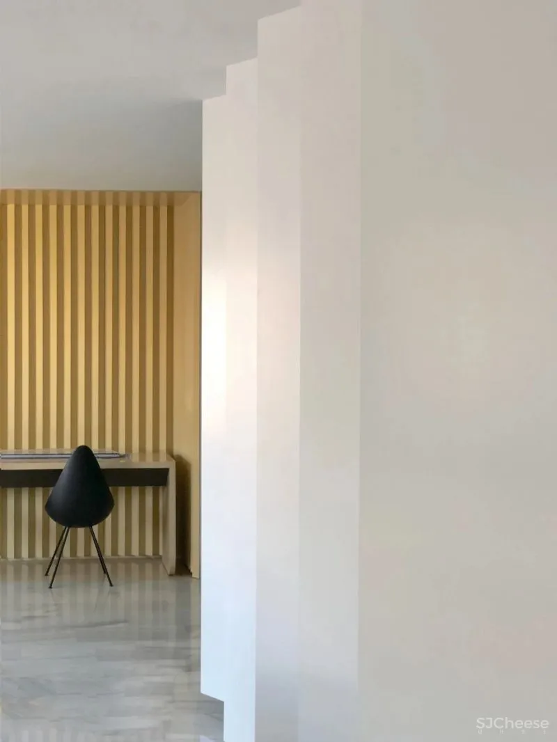 设计师可能有强迫症,不仅让墙面褶皱,还为每个功能区定义了不同的色彩!