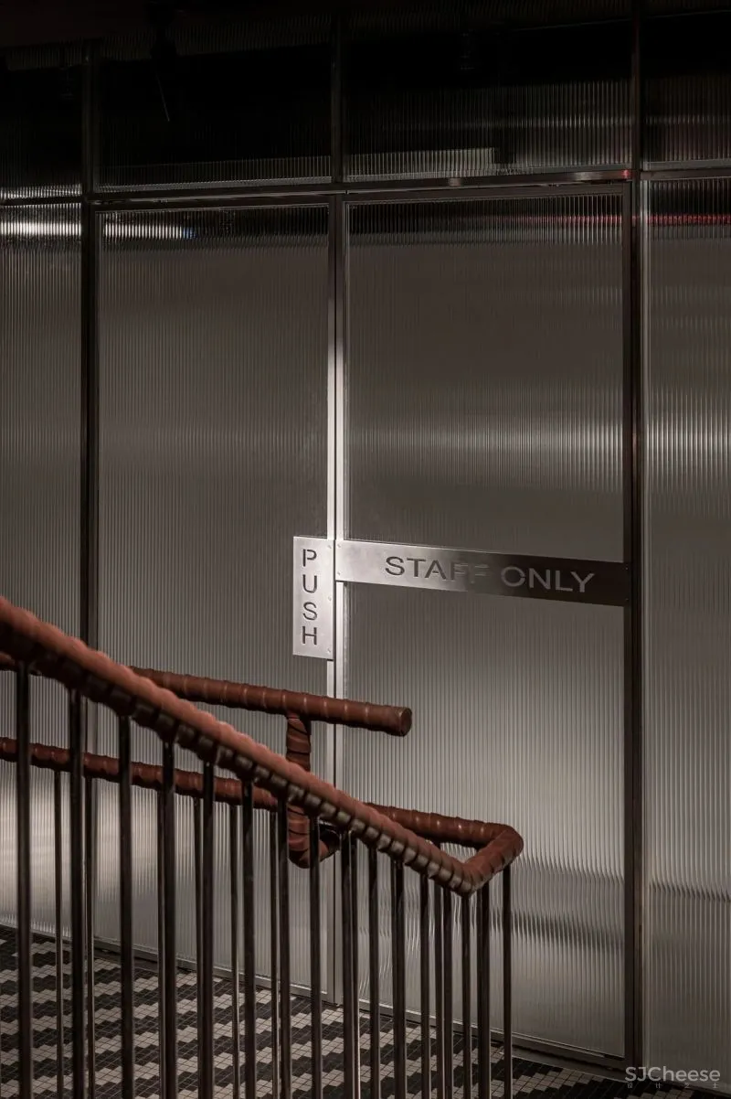 一个19世纪的6层老建筑,被改造成5个概念酒吧和餐吧,由低往高,越往上走越上头!