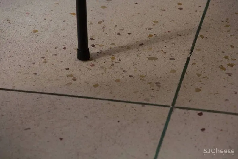 外立面使用咖啡滴漏元素的街角咖啡馆