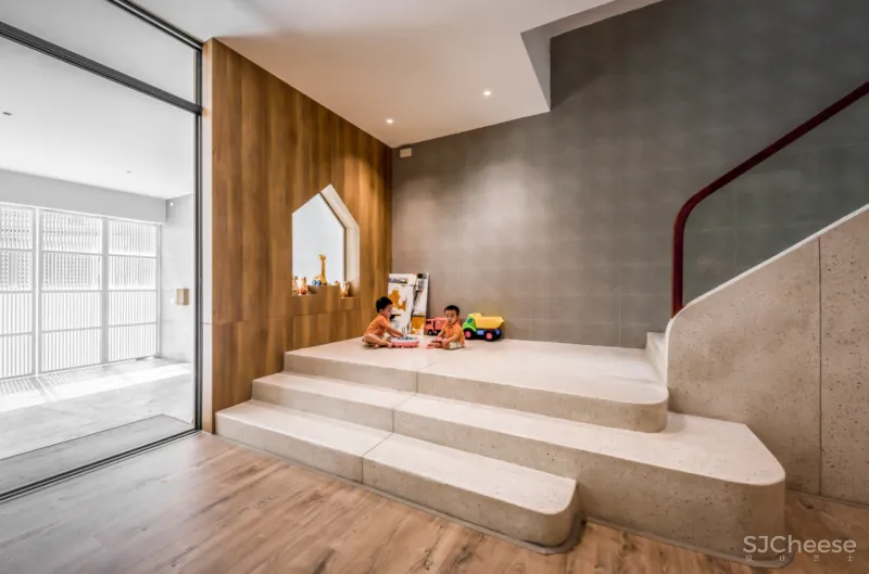 这是一座具有意义的三层住宅，它成为疫情下的一道光，照亮了整个家庭