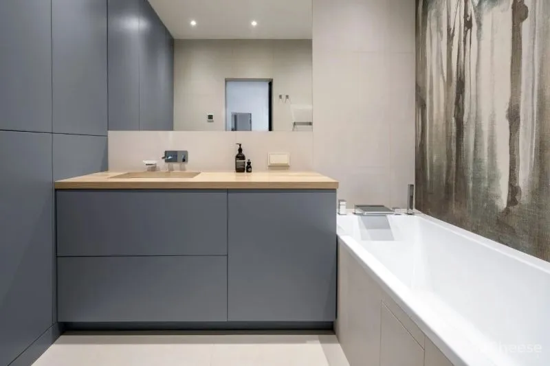 为了追求宁静的空间,设计师利用黑白灰降低家具的存在感