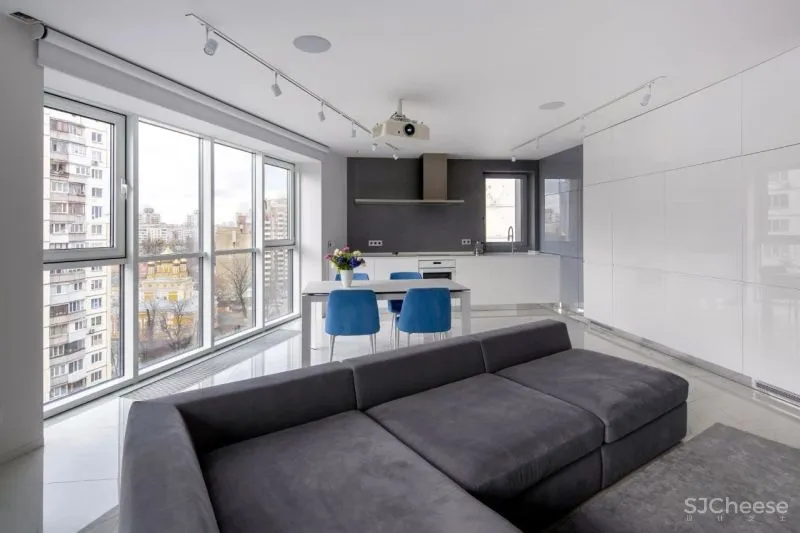 为了追求宁静的空间,设计师利用黑白灰降低家具的存在感