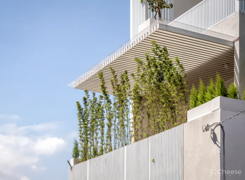 这是一座具有意义的三层住宅，它成为疫情下的一道光，照亮了整个家庭