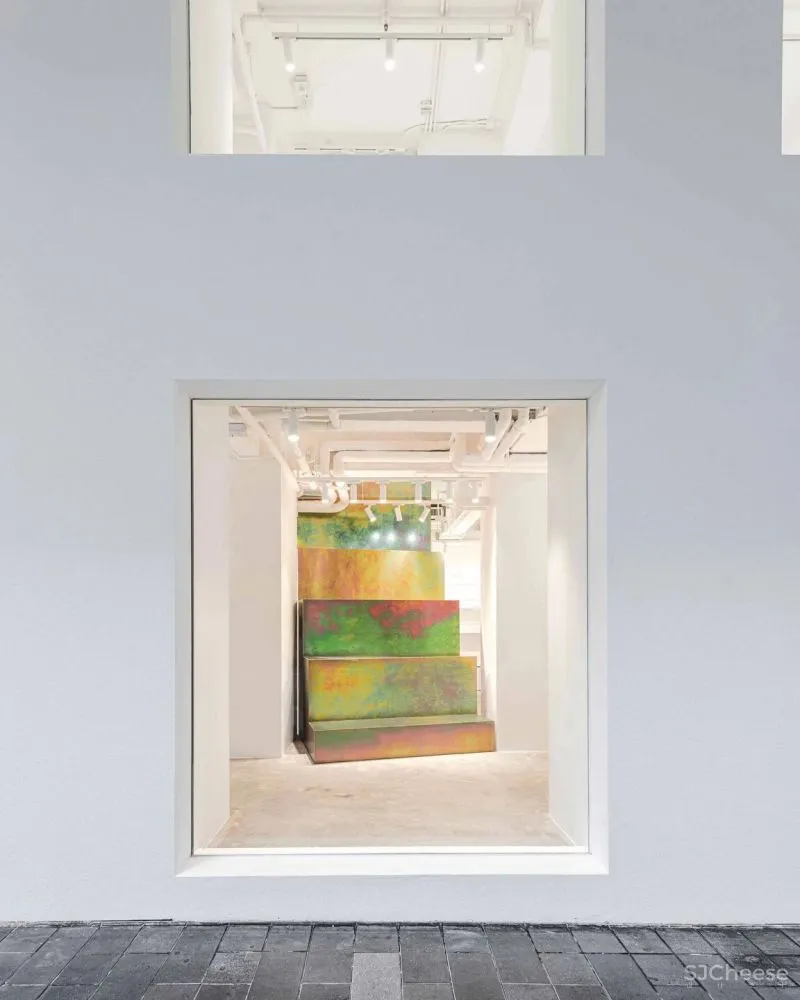 多品牌概念店Kapok ,标志性虹彩铬钢和亮白色立面打造独特空间记忆