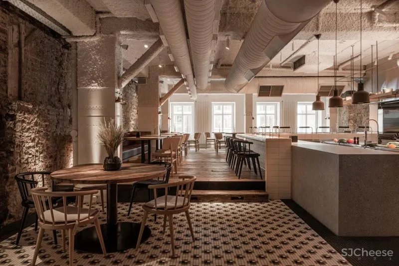 一个19世纪的6层老建筑,被改造成5个概念酒吧和餐吧,由低往高,越往上走越上头!