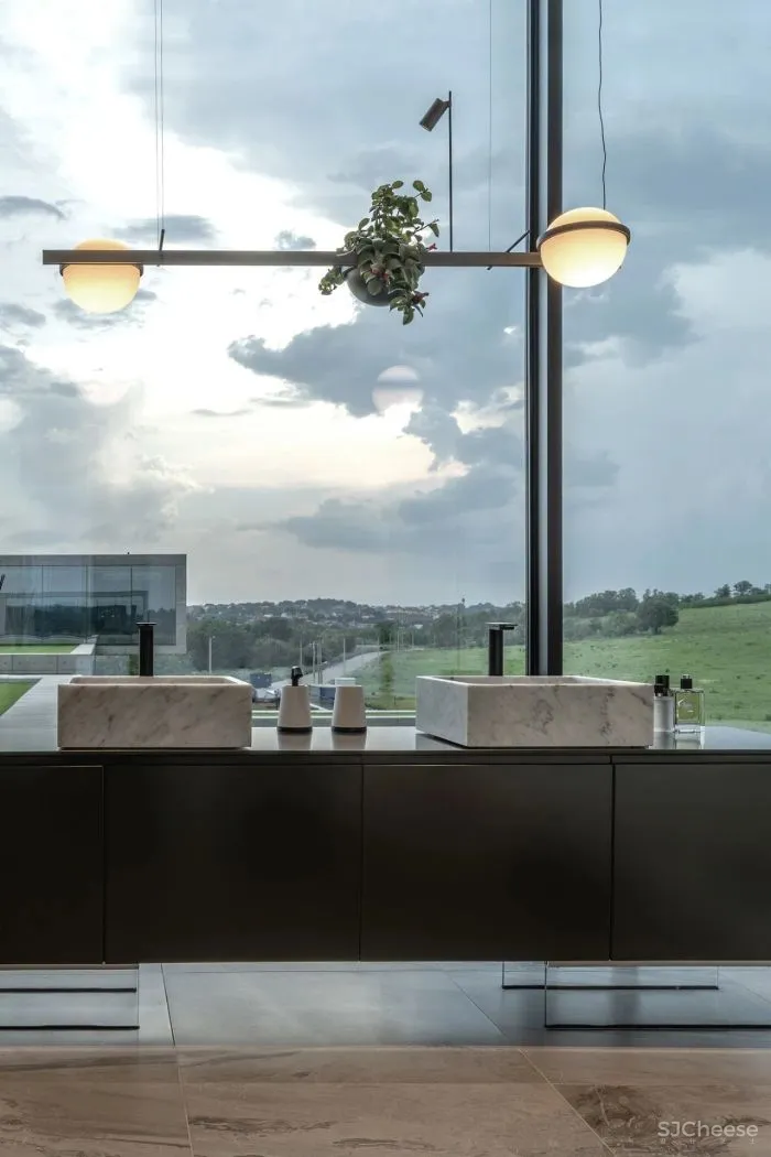 致敬安藤忠雄!5000㎡极简豪宅,用3万吨土“垫高“5米,只为看个风景?