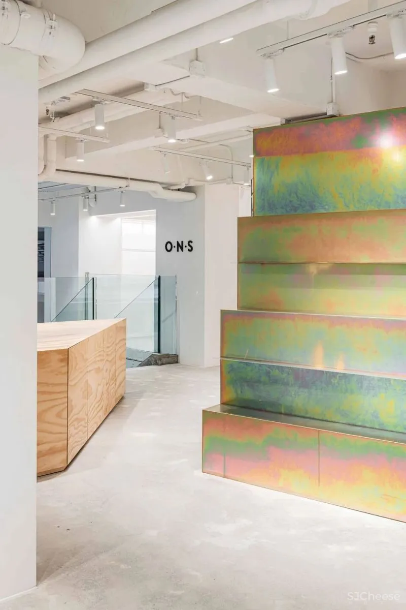 多品牌概念店Kapok ,标志性虹彩铬钢和亮白色立面打造独特空间记忆