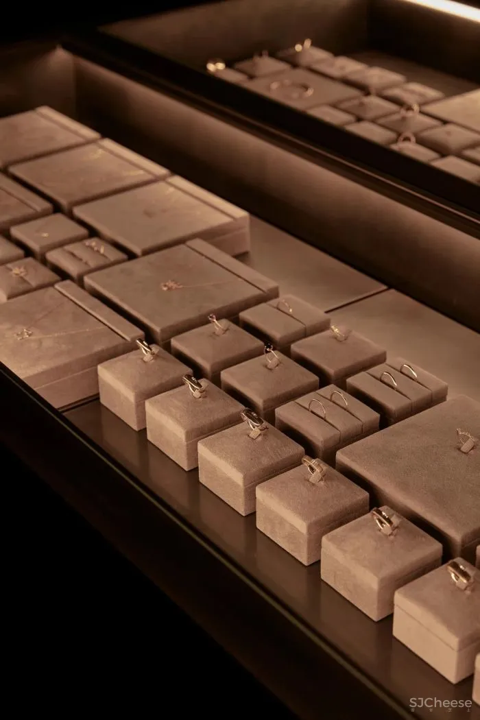 沉浸式珠宝店设计,怪异的洞穴风格,带我们踏上了一段深海之旅