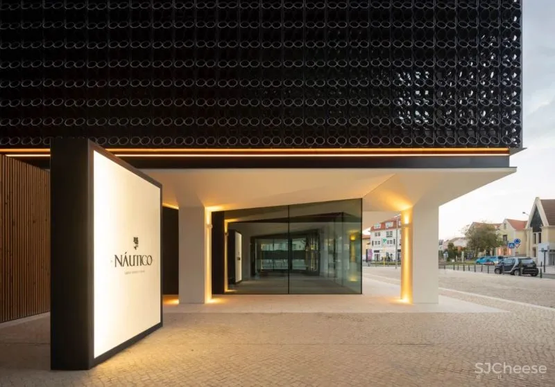 用20,000块陶瓷做外立面的公寓楼,内部却是极简的精装标准