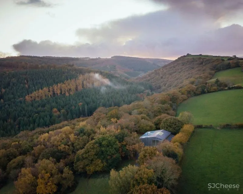 建筑师改造乡下仓房,送给雕塑家老爸做工作室,房子的打开方式太特别了!