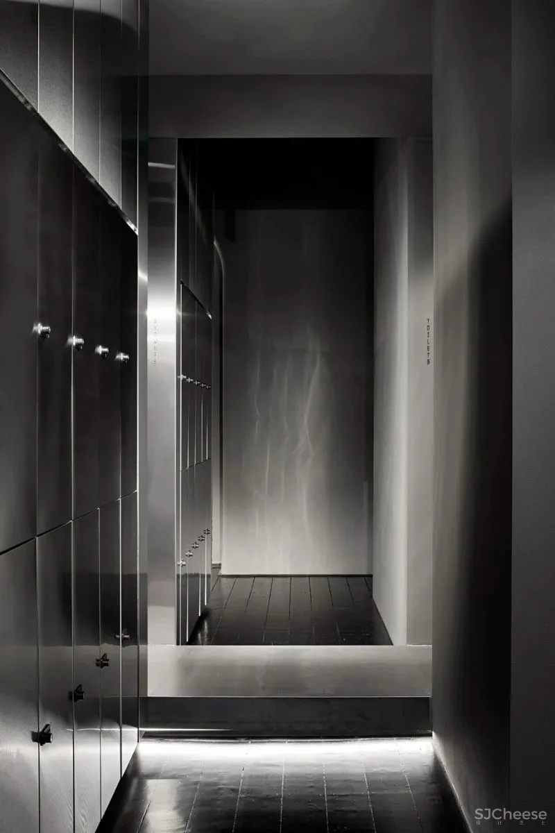 超未来主义健身房,动态数字装置营造充满活力的氛围