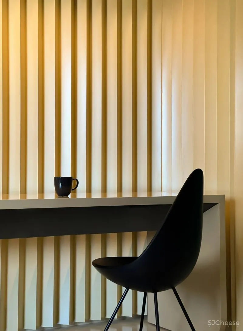 设计师可能有强迫症,不仅让墙面褶皱,还为每个功能区定义了不同的色彩!