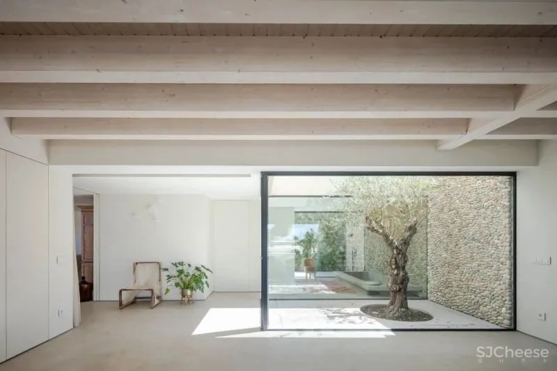 PF Architecture Studio 以中世纪蝶形屋顶为扩建设计的海边别墅