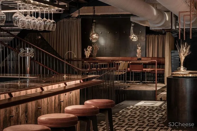一个19世纪的6层老建筑,被改造成5个概念酒吧和餐吧,由低往高,越往上走越上头!
