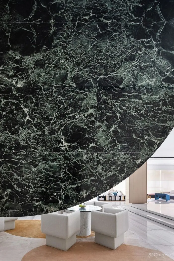 在白色盒子的建筑中进行一场华丽的逐光游戏