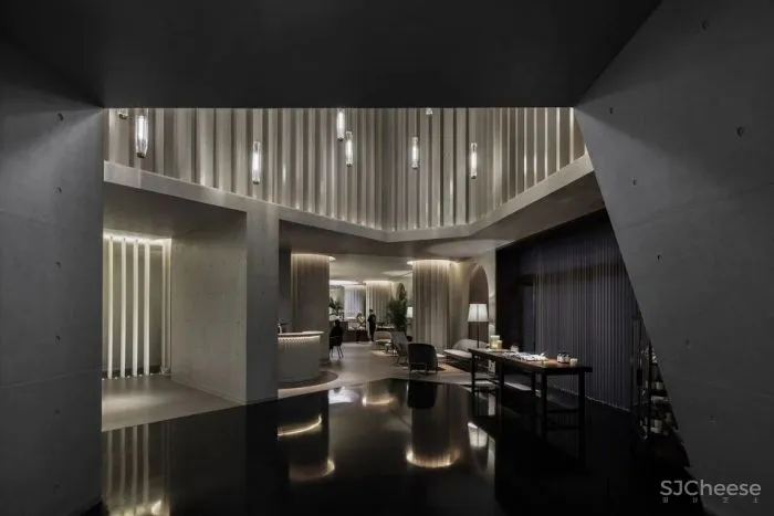 这个酒店里的餐厅太会了，竟然是个时尚艺术打卡地？！