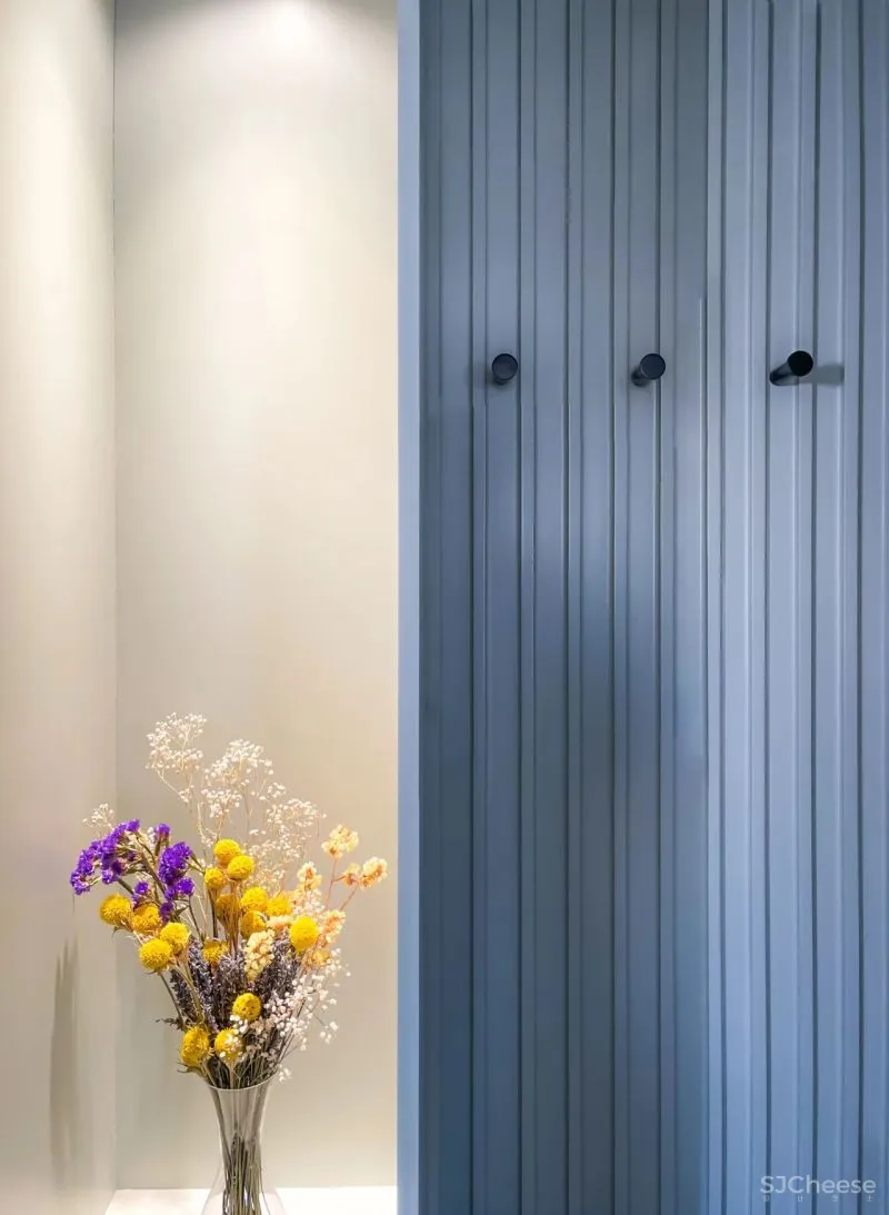 设计师可能有强迫症,不仅让墙面褶皱,还为每个功能区定义了不同的色彩!