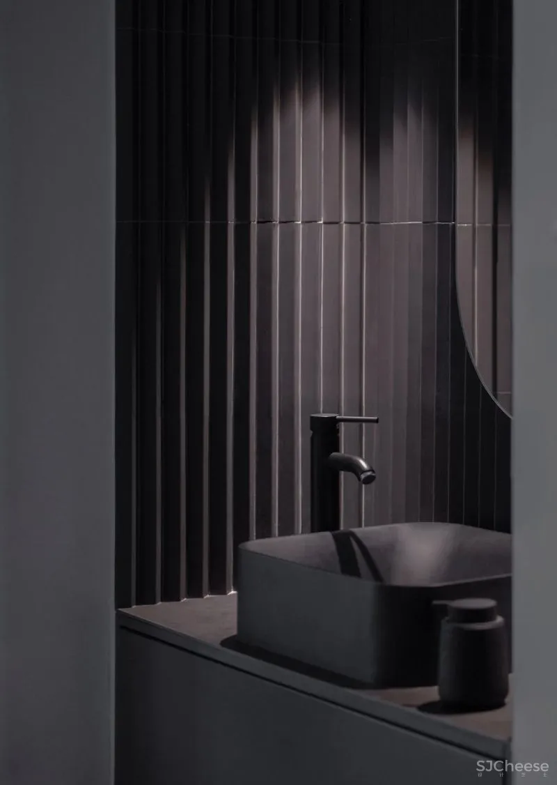 设计师可能有强迫症,不仅让墙面褶皱,还为每个功能区定义了不同的色彩!