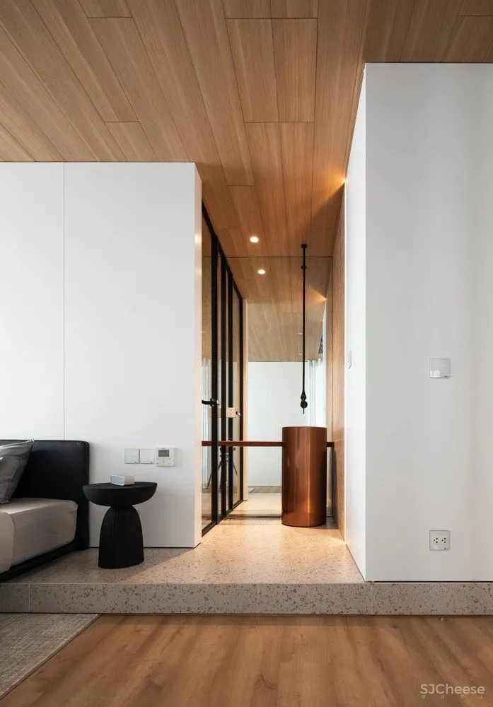 室外的喧嚣吵闹与室内的宁静温馨,在这个146平米的家中,达到了平衡