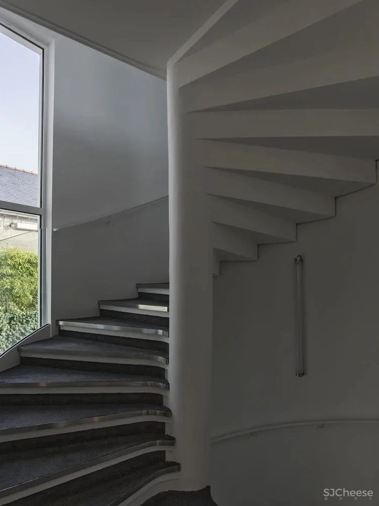 法国老城银行改造成办公室，古老与现代交相辉映，竟毫无违和感？