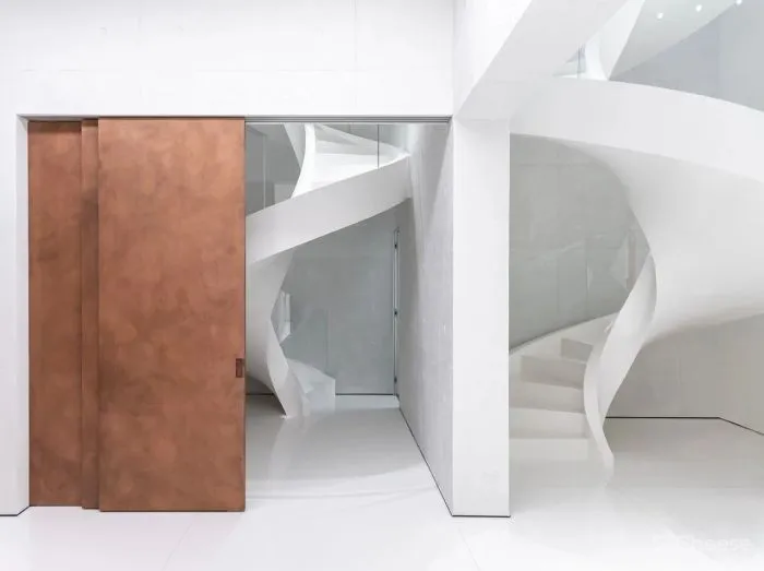 致敬安藤忠雄!5000㎡极简豪宅,用3万吨土“垫高“5米,只为看个风景?