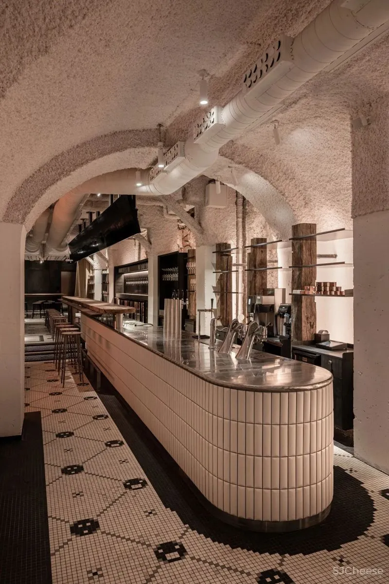 一个19世纪的6层老建筑,被改造成5个概念酒吧和餐吧,由低往高,越往上走越上头!